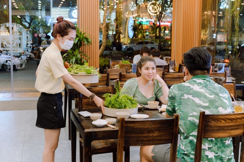 Thưởng thức ‘bánh tráng Hoàng Ty’ trong không gian ẩm thực hiện đại - Ảnh 2. Hơn 18 loại rau rừng đa dạng, nét riêng ấn tượng tại Hoàng Ty