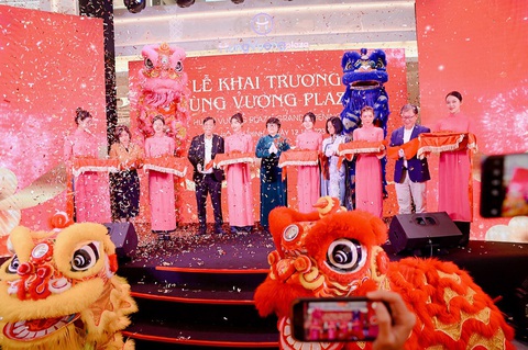 Hùng Vương Plaza khai trương sôi động, đầy sắc màu - Ảnh 1. Hùng Vương Plaza khai trương sôi động, đầy sắc màu - Ảnh 1.