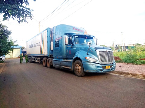 Chiếc xe container liên quan vụ tai nạn giao thông làm cô gái 25 tuổi chết đã được phát hiện tại tỉnh Đắk Lắk - Ảnh: CẨM DUYÊN Chiếc xe container liên quan vụ tai nạn giao thông làm cô gái 25 tuổi chết - Ảnh: CẨM DUYÊN