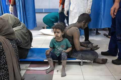 Người dân bị thương tại bệnh viện Al-Shifa ở thành phố Gaza, sau khi Israel không kích khu vực ngày ngày 12-10 - Ảnh: NEW YORK TIMES Người dân bị thương tại Bệnh viện Al-Shifa ở thành phố Gaza, sau khi Israel không kích khu vực này ngày 12-10 - Ảnh: NEW YORK TIMES