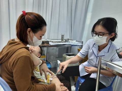 Trẻ tiêm phòng vắc xin trong Chương trình tiêm chủng mở rộng tại trạm y tế - Ảnh: THU HIẾN Trẻ tiêm phòng vắc xin trong Chương trình tiêm chủng mở rộng tại trạm y tế - Ảnh: THU HIẾN