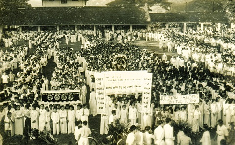 Chuyện chưa kể sau những tấm ảnh đặc biệt - Kỳ 10: "Đám tang trò Ơn" và những ống kính khuyết danh - Ảnh 3. Toàn cảnh mít tinh trên sân trường với học sinh giương biểu ngữ, nổi bật là biểu ngữ Trường Gia Long - Ảnh sưu tập của ông Nguyễn Đại Hùng Lộc