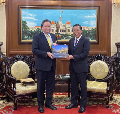 Đại sứ Mỹ Marc Knapper: Mỹ sát cánh cùng Việt Nam trong nhiều mục tiêu phát triển - Ảnh 2. Ông Phan Văn Mãi nhận quà lưu niệm từ Đại sứ Mỹ tại Việt Nam - Ảnh: TRẦN PHƯƠNG