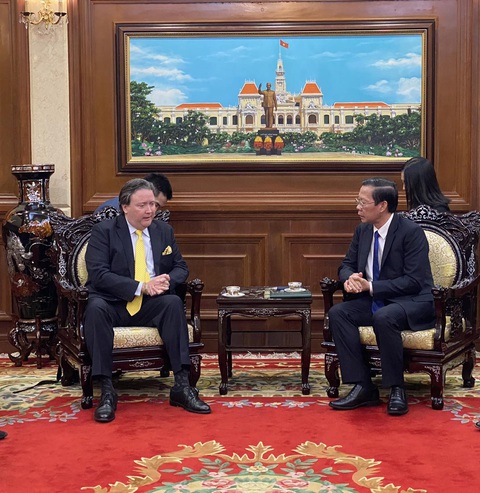 Đại sứ Mỹ Marc Knapper: Mỹ sát cánh cùng Việt Nam trong nhiều mục tiêu phát triển - Ảnh 1. Chủ tịch UBND TP.HCM Phan Văn Mãi trao đổi với Đại sứ Mỹ Marc Knapper tại TP.HCM ngày 13-10 - Ảnh: TRẦN PHƯƠNG