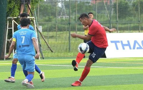 Trương Hoàng Linh lập 2 hat-trick ở Giải bóng đá công nhân toàn quốc - Ảnh 2. Trương Hoàng Linh (phải) ghi 6 bàn sau 2 trận - Ảnh: HỮU HẠNH