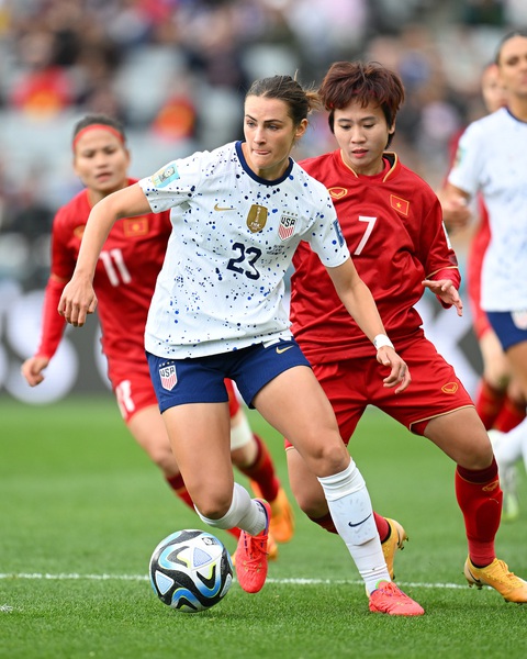 Các cầu thủ nữ Việt Nam dự World Cup 2023 đã nhận 30.000 USD - Ảnh 2. Tuyết Dung (7) trong trận gặp Mỹ ở World Cup nữ 2023 - Ảnh: FIFA