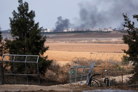 Hamas sở hữu những tấm bản đồ 'thần kỳ' biết tường tận về Israel? - Ảnh 1. Ảnh chụp vào hôm 10-10 cho thấy một hàng rào bị phá hỏng. Đây là lối đi dẫn vào khu định cư Kfar Aza (miền nam Israel), gần Dải Gaza - Ảnh: AFP