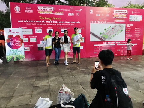 Khai mạc Giải Marathon đất sen hồng lần 2 - Ảnh 2. Các vận động viên hào hứng check-in tại điểm nhận áo đấu chiều 14-10 - Ảnh: ĐẶNG TUYẾT