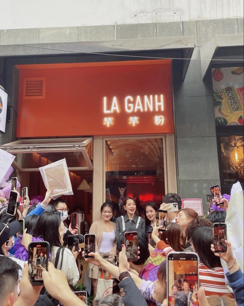 Chơi game đỉnh như Chi Pu, làm gián điệp tập nào thắng tập đó! - Ảnh 4. Chi Pu chính thức khai trương quán phở, dòng người xếp hàng kín góc phố