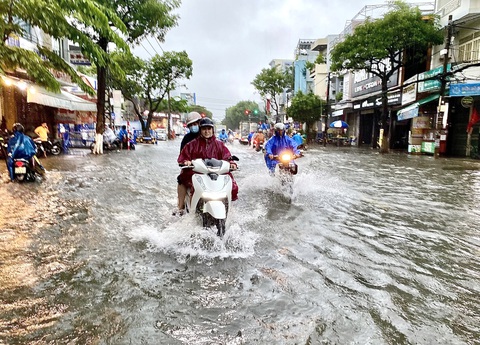 Mưa lớn ở Quảng Trị, Thừa Thiên Huế, Đà Nẵng: Nâng cảnh báo rủi ro thiên tai lên cấp 3 - Ảnh 1. Nhiều tuyến đường trung tâm TP Đà Nẵng lênh láng nước sau những đợt mưa - Ảnh: TRƯỜNG TRUNG