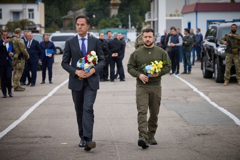 Thủ tướng Hà Lan Mark Rutte (trái) và Tổng thống Ukraine Volodymyr Zelensky tưởng nhớ những người bảo vệ Ukraine đã hy sinh khi đến thăm một cảng biển ở Odessa, Ukraine ngày 13-10 - Ảnh: REUTERS Thủ tướng Hà Lan Mark Rutte (trái) và Tổng thống Ukraine Volodymyr Zelensky tưởng nhớ những người bảo vệ Ukraine đã hy sinh khi đến thăm một cảng biển ở Odessa, Ukraine ngày 13-10 - Ảnh: REUTERS