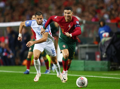 Ronaldo rực sáng giúp Bồ Đào Nha lấy vé dự Euro 2024- Ảnh 4. Slovakia (trái) rượt đuổi tỉ số với Bồ Đào Nha - Ảnh: REUTERS