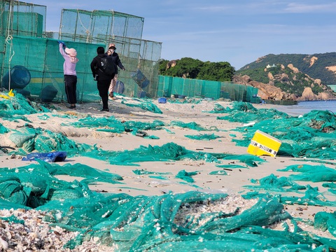 Biển Cam Ranh bị ô nhiễm vì rác thải từ lồng nuôi tôm hùm - Ảnh 8. Hàng nghìn lồng nuôi được tập kết dọc bãi biển thôn Bình Lập. Lưới lẫn vỏ hàu và cát tích tụ thành đống trên bãi biển - Ảnh: TRẦN HƯỚNG