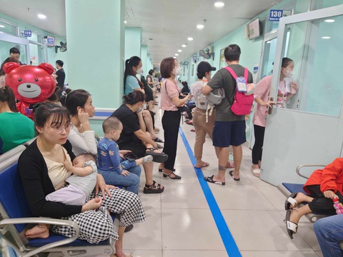 Bệnh nhi chờ thăm khám tại Trung tâm Quốc tế, Bệnh viện Nhi trung ương - Ảnh: D.LIỄU Bệnh nhi chờ thăm khám tại Trung tâm Quốc tế, Bệnh viện Nhi trung ương - Ảnh: D.LIỄU