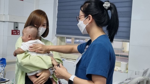Bác sĩ thăm khám cho bệnh nhi - Ảnh: BVCC Các bác sĩ khuyến cáo cha mẹ nên tuân thủ chỉ định, hướng dẫn của bác sĩ - Ảnh minh họa: BVCC