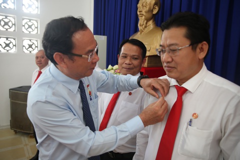 Bí thư Nguyễn Văn Nên: Ngành kiểm tra Đảng TP.HCM góp phần xử lý nghiêm minh tham nhũng, tiêu cực - Ảnh 4. Bí thư Nguyễn Văn Nên trao kỷ niệm chương “Vì sự nghiệp kiểm tra của Đảng” cho cán bộ, công chức ngành kiểm tra Đảng của TP.HCM - Ảnh: TIẾN LONG
