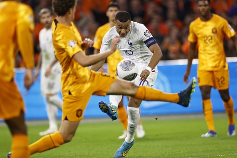 Mbappe ghi tuyệt phẩm giúp Pháp thắng Hà Lan - Ảnh 3. Mbappe tung cú dứt điểm đẹp mắt - Ảnh: DUTCH NEWS