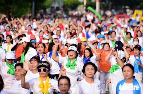 1000 người tham gia đồng diễn thể dục mừng Ngày Phụ Nữ Việt Nam - Ảnh 3. Biểu diễn dân vũ thể thao không chỉ giúp cơ thể dẻo dai, khỏe mạnh mà tinh thần còn sảng khoái, gắn kết đồng đội