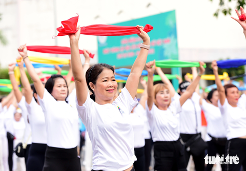 1000 người tham gia đồng diễn thể dục mừng Ngày Phụ Nữ Việt Nam - Ảnh 4. Nhiều chị cho biết việc tập luyện thể dục mỗi ngày là niềm vui của phụ nữ bên cạnh việc chăm sóc, vun vén cho gia đình