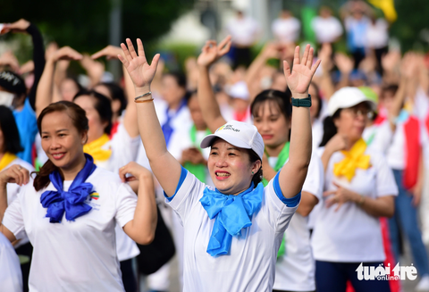 1000 người tham gia đồng diễn thể dục mừng Ngày Phụ Nữ Việt Nam - Ảnh 7. Không khí sáng cuối tuần trở nên sôi động dưới sự dẫn dắt của các hướng dẫn viên trên nền nhạc các bài hát quen thuộc