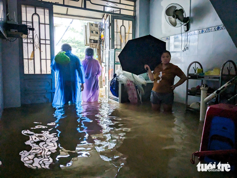 Chính quyền, bộ đội mang xuồng hộ tống dân đi tránh lụt - Ảnh 9. Nước lụt tràn vào ngập úng một nhà dân tại phường Hòa Khánh Nam - Ảnh: TẤN LỰC