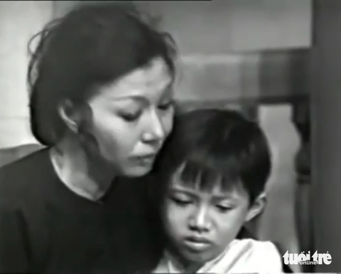 NSND Kim Cương (vai cô Diệu) và Dị Thảo (vai bé Sang) trong vở Lá sầu riêng - Ảnh chụp màn hình: LINH ĐOAN NSND Kim Cương (vai cô Diệu) và Dị Thảo (vai bé Sang) trong vở Lá sầu riêng - Ảnh chụp màn hình: LINH ĐOAN