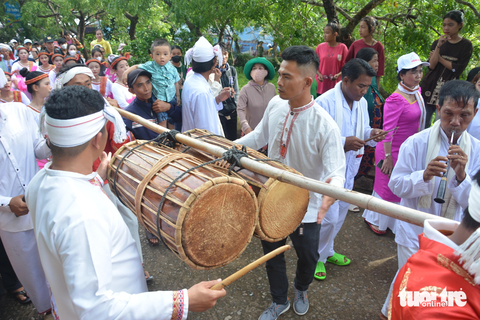 Rộn ràng Lễ hội Katê người Chăm ở Bình Thuận - Ảnh 2. Tiếng trống Ghi-năng và kèn Saranai không thể thiếu trong lễ hội.