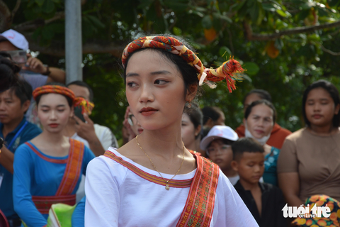 Rộn ràng Lễ hội Katê người Chăm ở Bình Thuận - Ảnh 9. Các thiếu nữ người Chăm với trang phục áo dài truyền thống múa trong Lễ hội Katê năm 2023 ở tháp Pô Sah Inư.