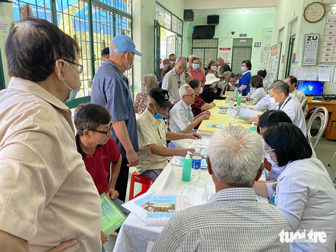 - Ảnh 1. Đông đảo người cao tuổi, người có hoàn cảnh khó khăn, cựu chiến binh trên địa bàn phường Bình Hưng Hòa B, quận Bình Tân (TP.HCM) được khám tầm soát sức khỏe miễn phí - Ảnh: X.MAI