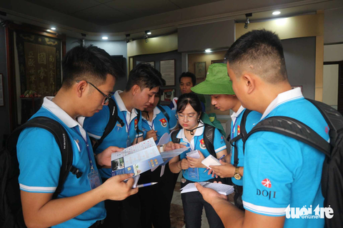 Ứng dụng công nghệ số thi bí thư Đoàn cơ sở giỏi - Ảnh 2. Các thí sinh khẩn trương ghi chép thông tin trong 30 phút - Ảnh: KHÁNH HUYỀN