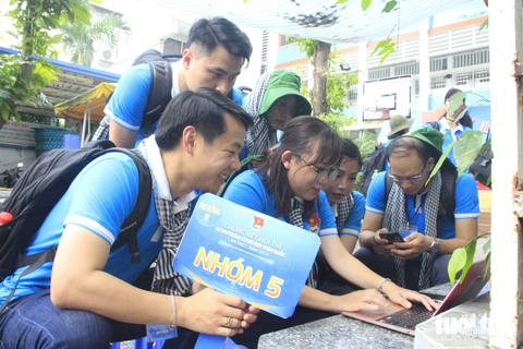 Ứng dụng công nghệ số thi bí thư Đoàn cơ sở giỏi - Ảnh 6. Sau khi quay nội dung, thu thập tư liệu, các nhóm cùng nhau dựng phim theo thử thách của hội thi. Đây là phần thi khá căng thẳng và áp lực vì thời gian thực hiện ngắn - Ảnh: KHÁNH HUYỀN