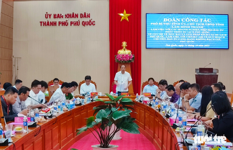 Kiên Giang họp ‘cứu’ du lịch Phú Quốc - Ảnh 1. Ông Lâm Minh Thành (đứng) - chủ tịch UBND tỉnh Kiên Giang - yêu cầu địa phương và các sở, ngành liên quan lắng nghe ý kiến doanh nghiệp rồi có kế hoạch xúc tiến, quảng bá hình ảnh du lịch Phú Quốc nhằm thu hút khách đến vui chơi trong thời gian tới - Ảnh: HOÀNG DUNG