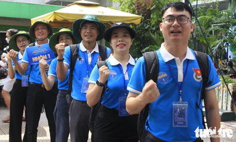 Ứng dụng công nghệ số thi bí thư Đoàn cơ sở giỏi - Ảnh 1. Nhóm số 1 tại trạm số 2 nhận lệnh xuất phát - Ảnh: CÔNG TRIỆU