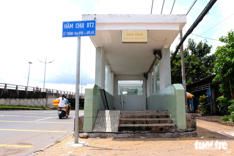Thờ ơ với hầm đi bộ và cầu vượt, dân liều lĩnh băng ngang đường - Ảnh 2. Ông Phan Văn Tho - nhân viên phụ trách trông coi cụm 3 hầm chui đi bộ - cho biết phần lớn người dân chọn băng ngang sang đường chứ không đi dưới hầm. Thời gian trước, cụm 3 hầm chui đi bộ có xuất hiện tình trạng ngập nước, bị người vô gia cư chiếm dụng, một số thiết bị điện bị trộm mất… nhưng đã được cải thiện.