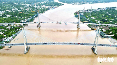 Thủ tướng chính phủ dự hợp long cầu Mỹ Thuận 2 - Ảnh 1. Cầu Mỹ Thuận 2 hợp long nhịp chính sau hơn 3 năm khởi công - Ảnh: MẬU TRƯỜNG