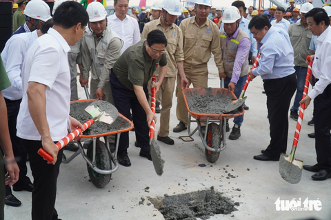 Thủ tướng chính phủ dự hợp long cầu Mỹ Thuận 2 - Ảnh 3. Thủ tướng Phạm Minh Chính tại công trình cầu Mỹ Thuận 2 - Ảnh: MẬU TRƯỜNG