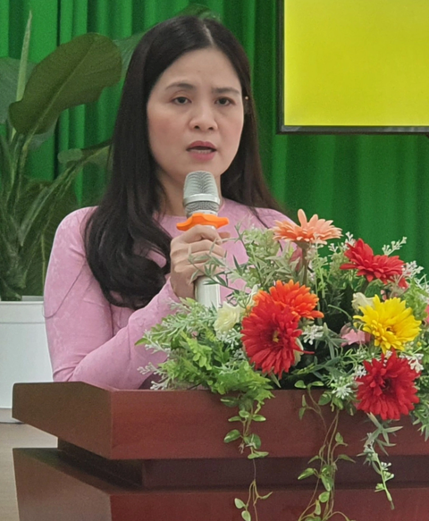 Trưởng phòng giáo dục khuyên phụ huynh hạn chế cho con đi học thêm - Ảnh 1. Bà Lê Thị Bình, trưởng Phòng Giáo dục và Đào tạo quận Phú Nhuận, TP.HCM, phát biểu tại hội nghị - Ảnh: H.HG