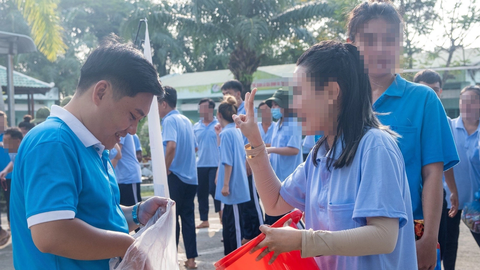 Trao niềm tin giúp bạn trẻ lầm lỡ - Ảnh 1. Giao lưu cùng các học viên tại cơ sở cai nghiện ma túy Nhị Xuân - Ảnh: C.K.