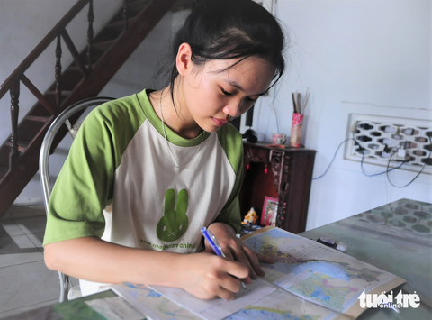 Từng ước không đủ điểm đậu đại học - Ảnh 1. Ngọc Hòa sắp xếp lại góc học tập, lên đường thực hiện ước mơ giảng đường với cơ hội thay đổi cuộc đời vừa được đặt trong tay - Ảnh: B.D.