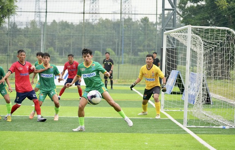 Chung kết ‘nội bộ’ ở Giải bóng đá công nhân toàn quốc 2023 khu vực Bình Dương - Ảnh 4. Công đoàn Bình Dương 2 (áo xanh) giành vé vào chung kết - Ảnh: HỮU HẠNH