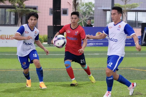 Chung kết ‘nội bộ’ ở Giải bóng đá công nhân toàn quốc 2023 khu vực Bình Dương - Ảnh 4. Một mình Đình Kỳ (giữa) ghi 4 bàn thắng cho Công đoàn Bình Dương 3 - Ảnh: HỮU HẠNH