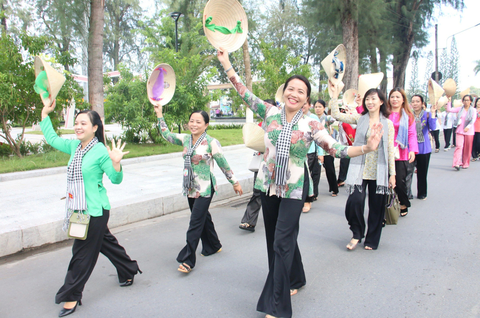 Hàng ngàn người đồng diễn, diễu hành mừng Ngày Phụ nữ Việt Nam - Ảnh 5. Phụ nữ Bến Tre trong áo bà ba đơn giản, mộc mạc diễu hành qua các con phố - Ảnh: M. T.