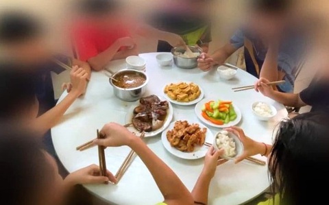 Phụ trách môn bóng bàn từ chức sau vụ VĐV nghị bị “cắt xén” bữa ăn - Ảnh 1. Bữa ăn 800.000 đồng cho 8 VĐV bóng bàn trẻ quốc gia bị nghi cắt xén - Ảnh: T.P.