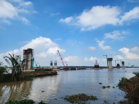 Dự án vành đai 3 TP.HCM qua Đồng Nai: Chừng nào bàn giao thêm mặt bằng cho nhà đầu tư? - Ảnh 2. Một phần đất (bên trái) để xây dựng cầu Nhơn Trạch thuộc dự án vành đai 3 TP.HCM chưa giải phóng mặt bằng - Ảnh: H.M.