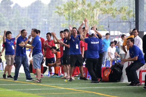 Chung kết ‘nội bộ’ ở Giải bóng đá công nhân toàn quốc 2023 khu vực Bình Dương - Ảnh 3. Đội Công đoàn Bình Dương 3 ăn mừng - Ảnh: HỮU HẠNH