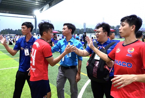 Giải bóng đá công nhân toàn quốc 2023, khu vực Bình Dương: Từ đội bóng xã đến 'đội tuyển công nhân' - Ảnh 3. Niềm vui của các cầu thủ công nhân tham dự giải - Ảnh: HỮU HẠNH