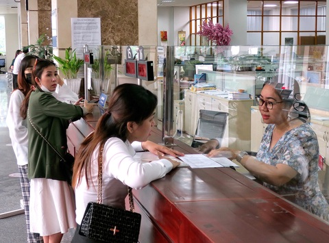 Nên giảm thuế VAT ít nhất đến hết năm 2024 - Ảnh 1. Khách đến làm các thủ tục về thuế VAT tại Cục Thuế TP.HCM - Ảnh: T.T.D.