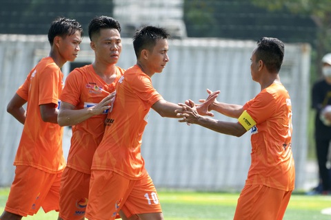 ‘Lão tướng’ người Stiêng dự giải bóng đá công nhân toàn quốc - Ảnh 3. Điểu Nhật (bìa phải) và đồng đội đã có kỷ niệm khó quên tại Giải bóng đá công nhân toàn quốc - Ảnh: HỮU HẠNH