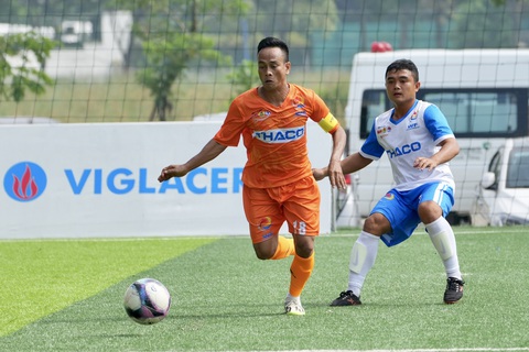 ‘Lão tướng’ người Stiêng dự giải bóng đá công nhân toàn quốc - Ảnh 1. Điểu Nhật (trái) thi đấu nổi bật tại Giải bóng đá công nhân toàn quốc - Ảnh: HỮU HẠNH