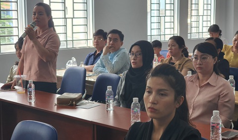 Trưởng phòng giáo dục khuyên phụ huynh hạn chế cho con đi học thêm - Ảnh 2. Phụ huynh đóng góp ý kiến tại hội nghị - Ảnh: H.HG